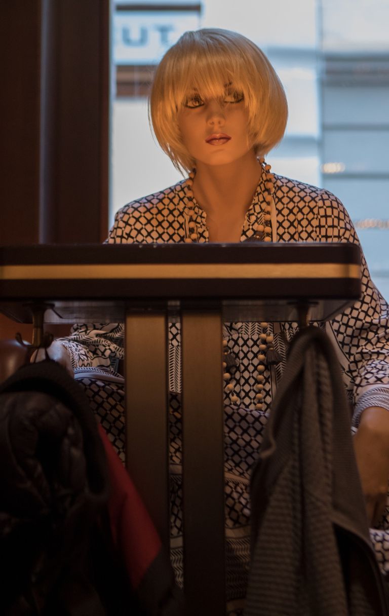 Bambole segnaposto in un locale di Vienna