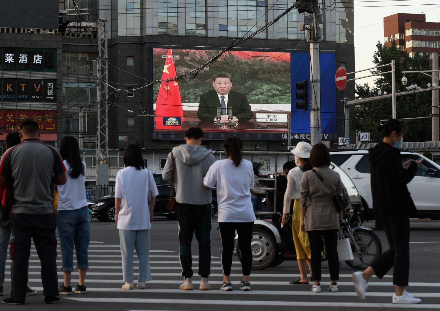 Un maxischermo trasmette in diretta il discorso di Xi Jinping all'Assemblea dell'Oms