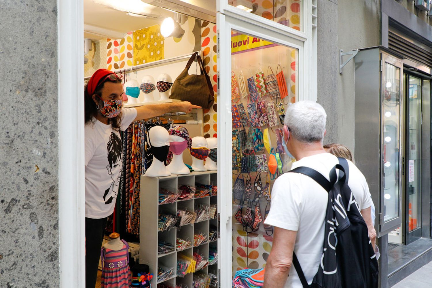 Un negozio di Napoli vende mascherine