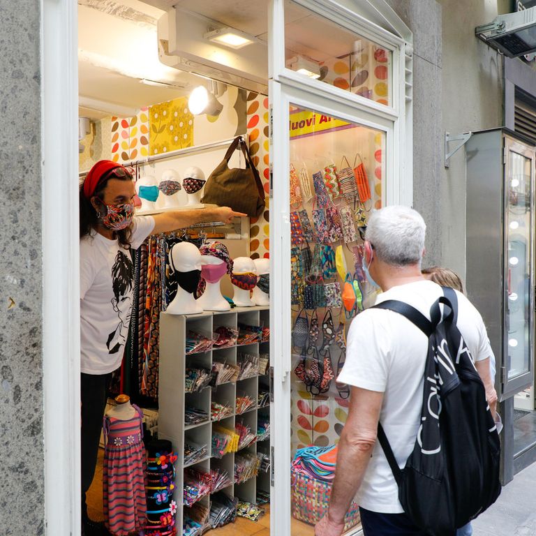Un negozio di Napoli vende mascherine