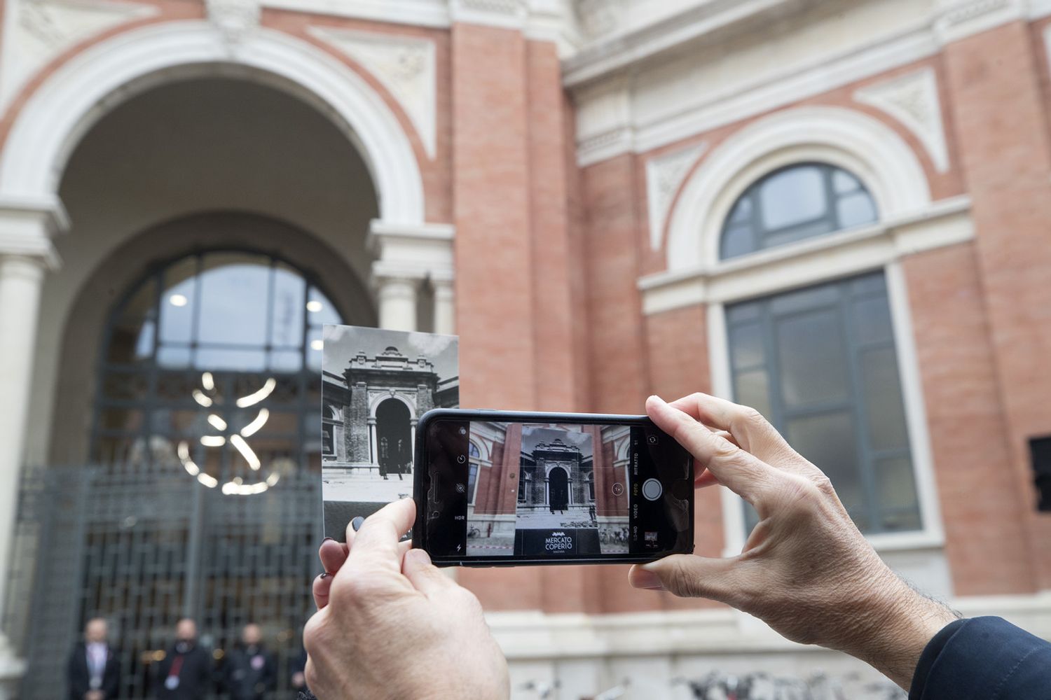 &nbsp;L'ingresso del mercato coperto di Ravenna, riaperto dopo il lockdown