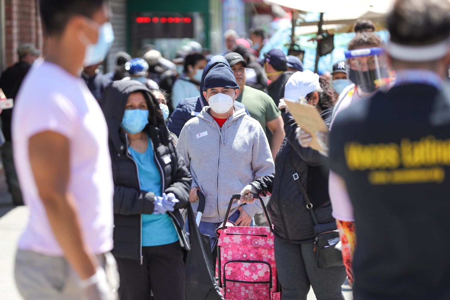 Disoccupati in coda a New York per la distribuzione di cibo