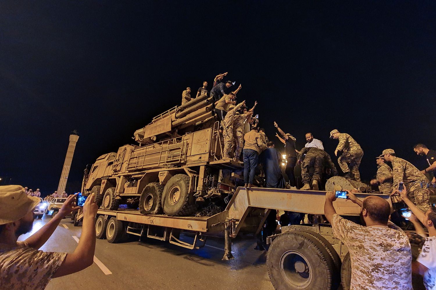 Libia: forze di Serraj festeggiano su una batteria antiaerea russa abbandonata dai soldati di Haftar