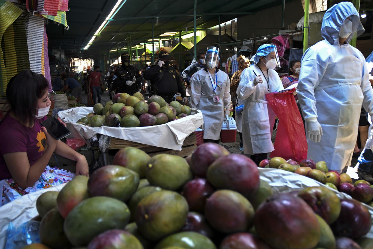 Personale sanitario in assetto anti-Covid a Citt&agrave; del Guatemala