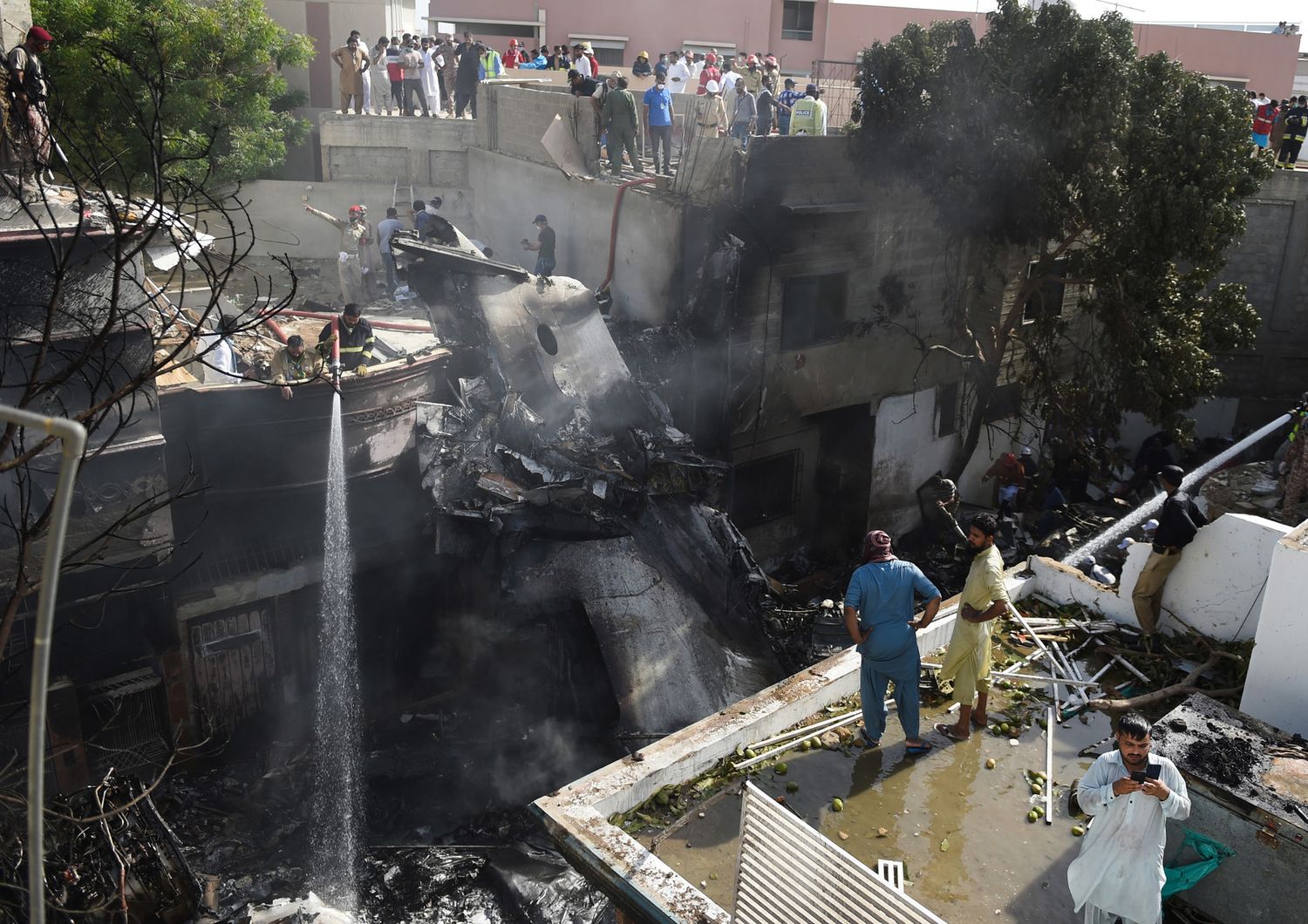I resti dell'aereo schiantatosi su una zona residenziale a Karachi