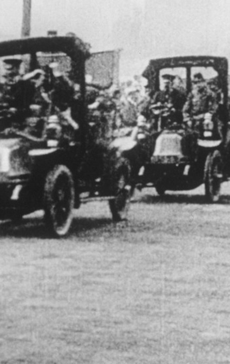 &nbsp;<span style="color: rgb(51, 51, 51); font-family: Raleway, sans-serif; font-size: 15px;">Taxi della Marna, auto Renault</span>