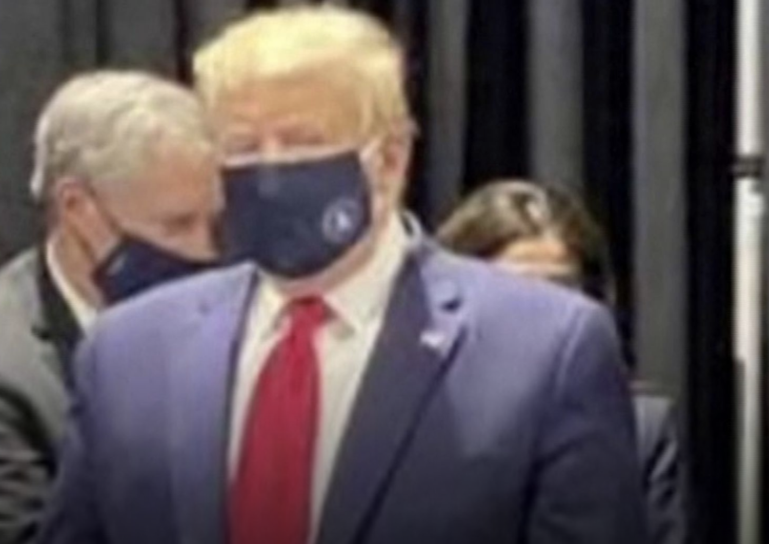 Donald Trump con la mascherina