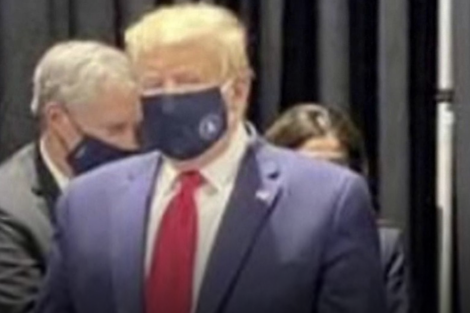 Donald Trump con la mascherina