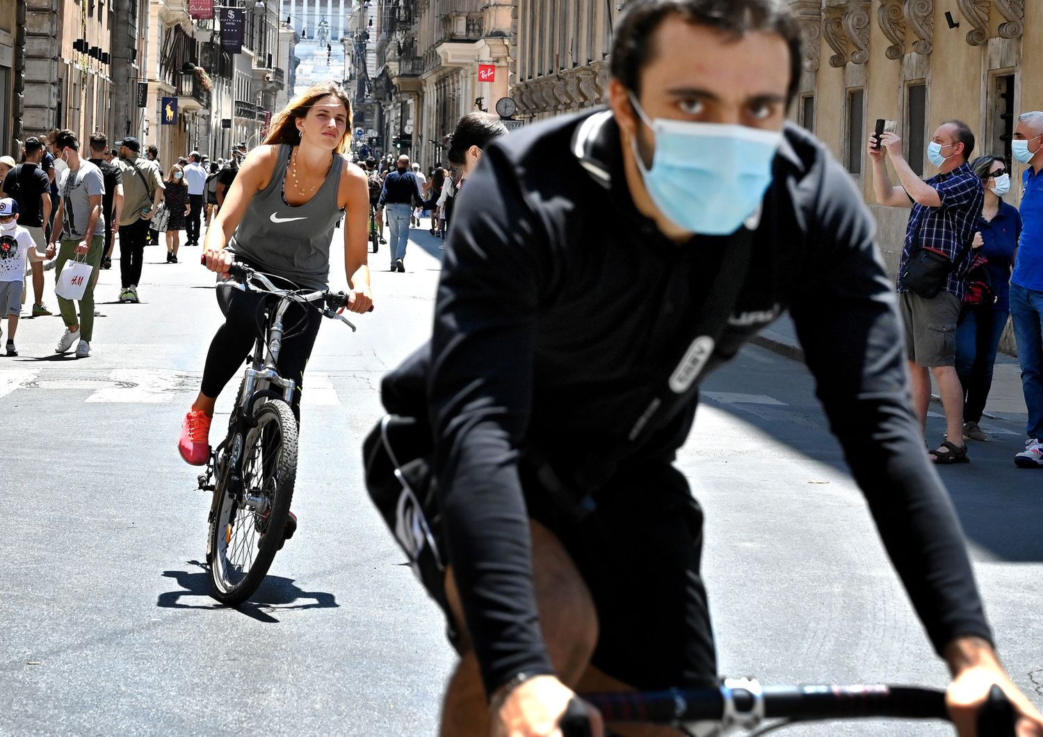 In bicicletta in via del Corso nella Fase 2 dell'epidemia di Coronavirus