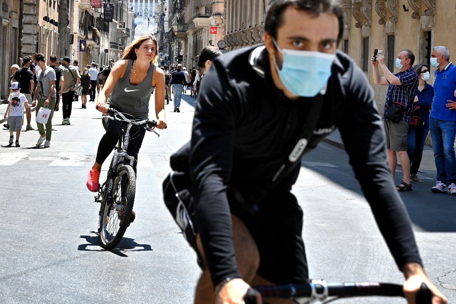 In bicicletta in via del Corso nella Fase 2 dell'epidemia di Coronavirus