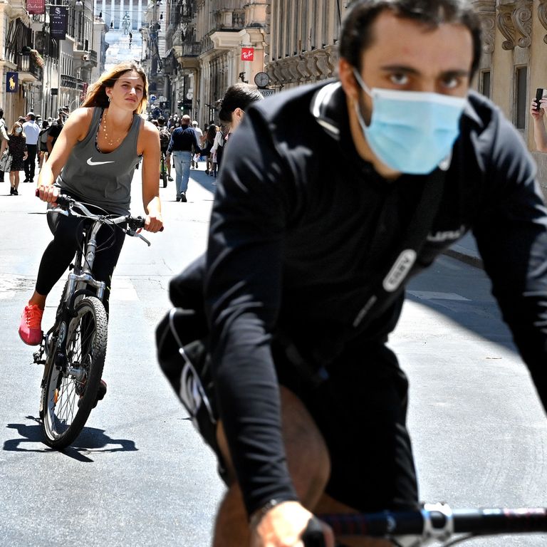 In bicicletta in via del Corso nella Fase 2 dell'epidemia di Coronavirus
