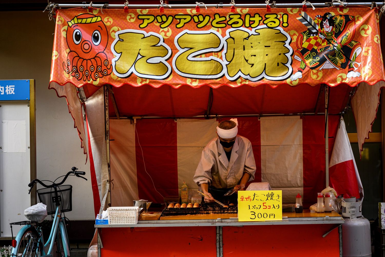 Un venditore di cibo da strada in Giappone nella Fase 2 dell'epidemia di coronavirus