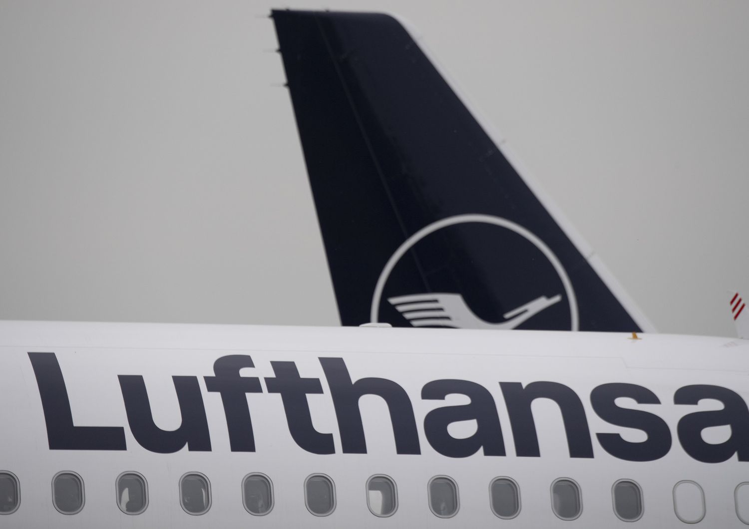 Aerei di Lufthansa fermi per inattivit&agrave; nell'aeroporto di Francoforte