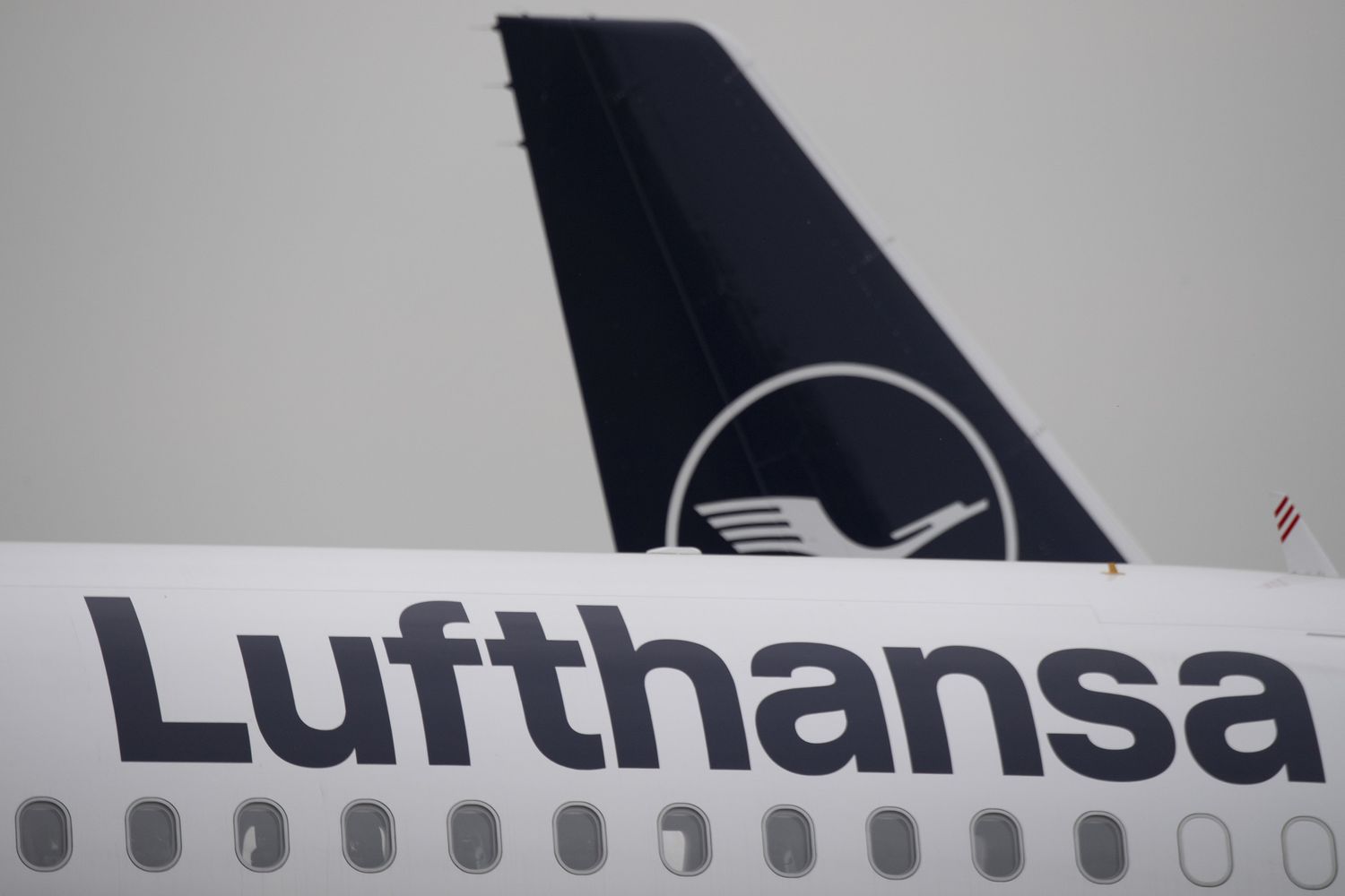 Aerei di Lufthansa fermi per inattivit&agrave; nell'aeroporto di Francoforte