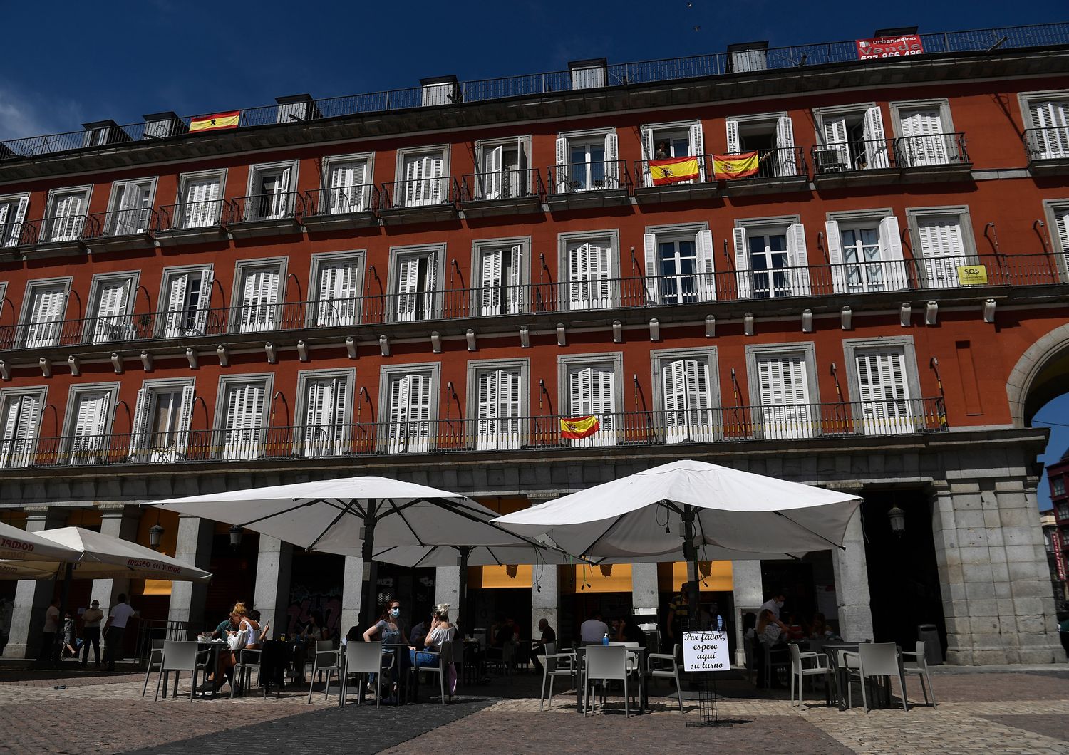 Riaprono i bar a Madrid dopo il lockdown: tornano i tavolini in Plaza Mayor