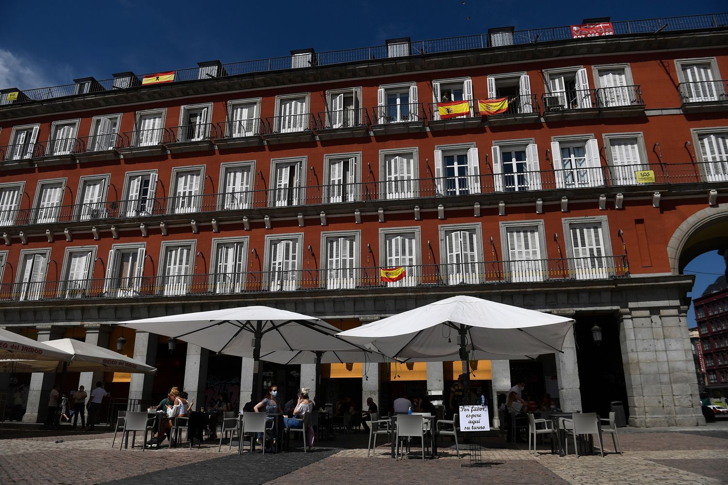 Riaprono i bar a Madrid dopo il lockdown: tornano i tavolini in Plaza Mayor