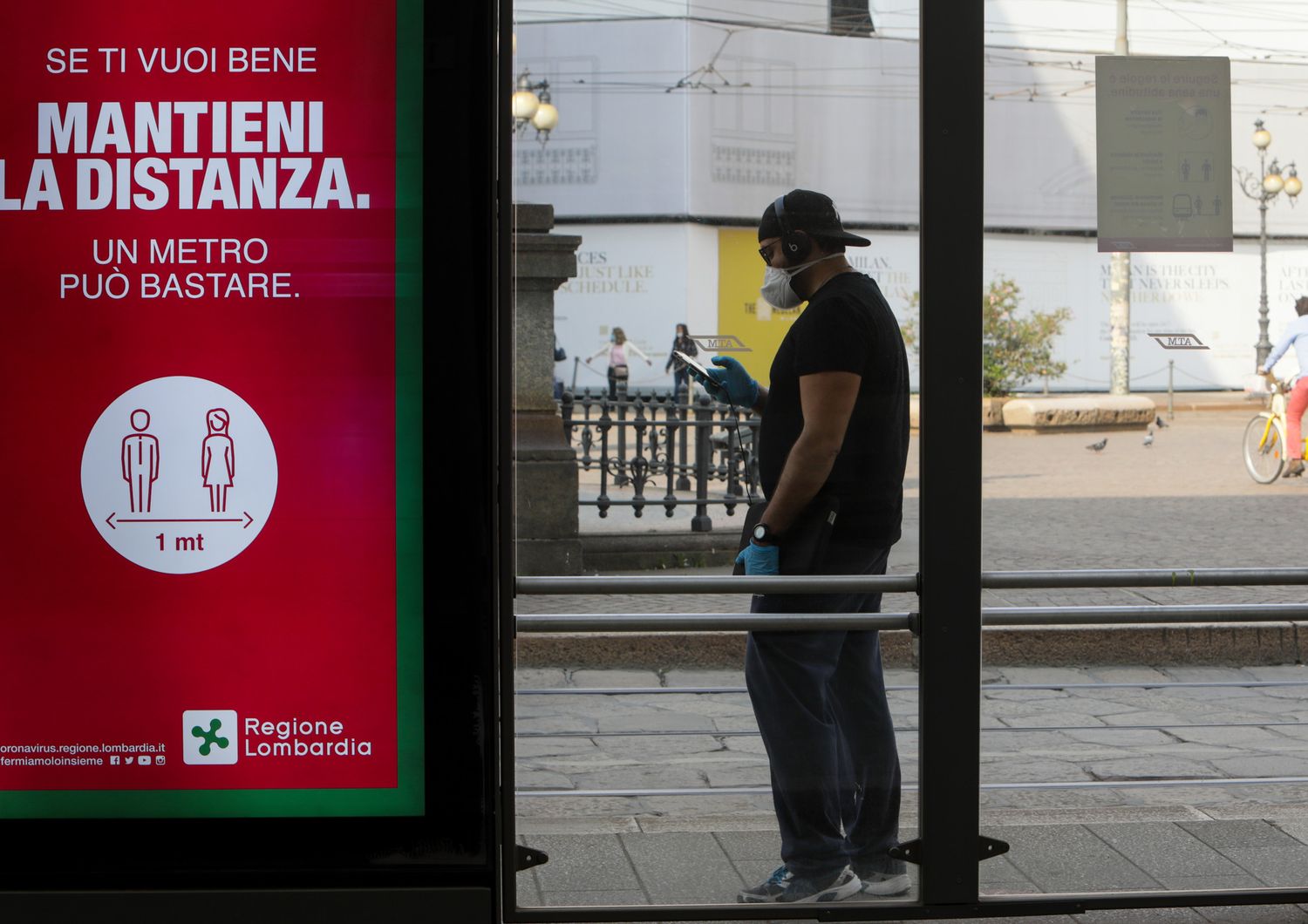 Coronavirus: alla fermata dell'autobus a Milano