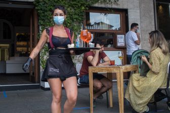 Verso l'allentamento del coprifuoco per bar e ristoranti