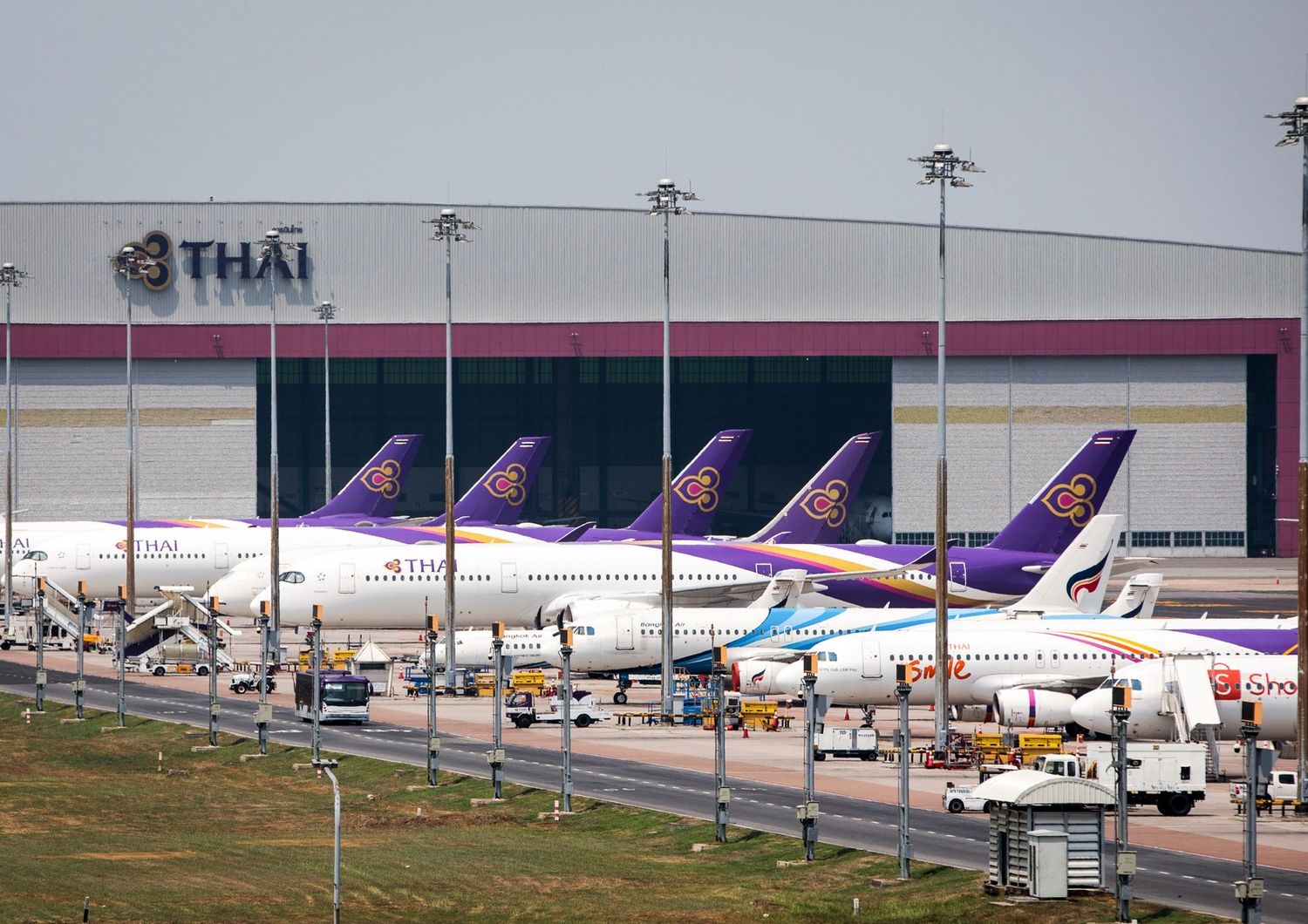 Aerei della Thai Airways in parcheggio nell'aeroporto di Bangkok