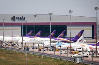 Aerei della Thai Airways in parcheggio nell'aeroporto di Bangkok