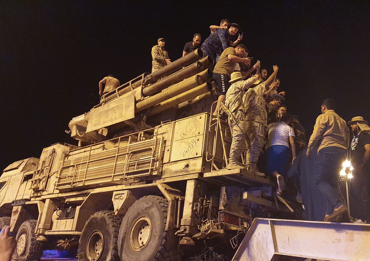 Truppe fedeli a Serraj esultano a Tripoli, in Libia, per la cattura di un mezzo antiaereo russo usato dalle forze di Haftar