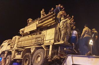 Truppe fedeli a Serraj esultano a Tripoli, in Libia, per la cattura di un mezzo antiaereo russo usato dalle forze di Haftar