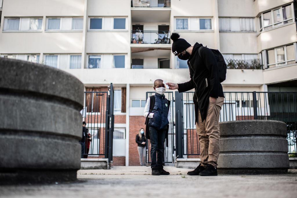 &nbsp;A un alunno viene presa la temperatura prima dell'ingresso mella scuola Saint-Exup&eacute;ry di Parigi&nbsp;
