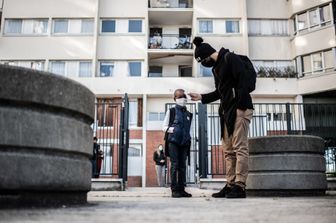 &nbsp;A un alunno viene presa la temperatura prima dell'ingresso mella scuola Saint-Exup&eacute;ry di Parigi&nbsp;