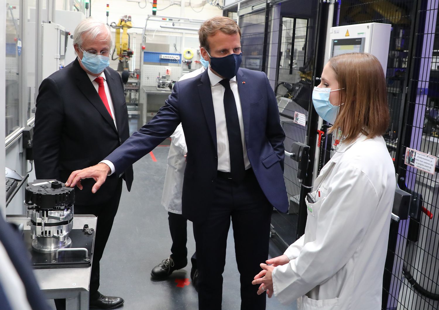 Il presidente francese Emmanuel Macron durante la visita alla fabbrica automotive di Etaples