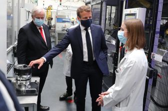 Il presidente francese Emmanuel Macron durante la visita alla fabbrica automotive di Etaples