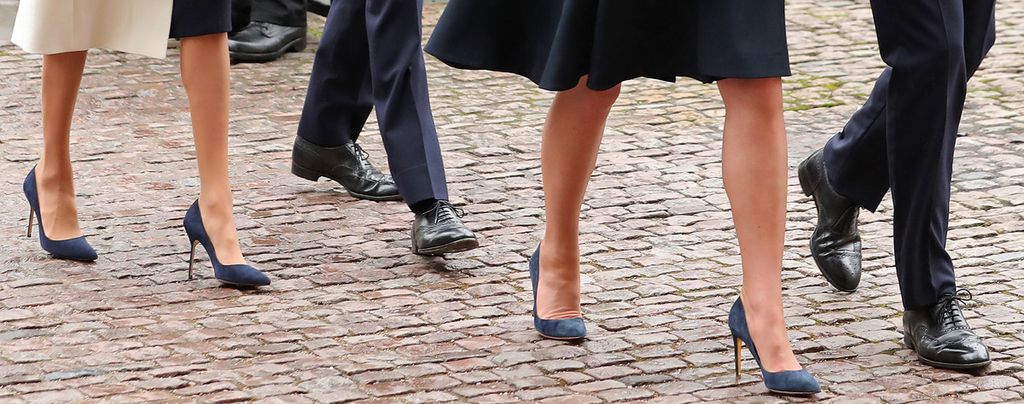 Kate, come da protocollo della casa reale, indossa sempre le calze. Meghan si rifiuta