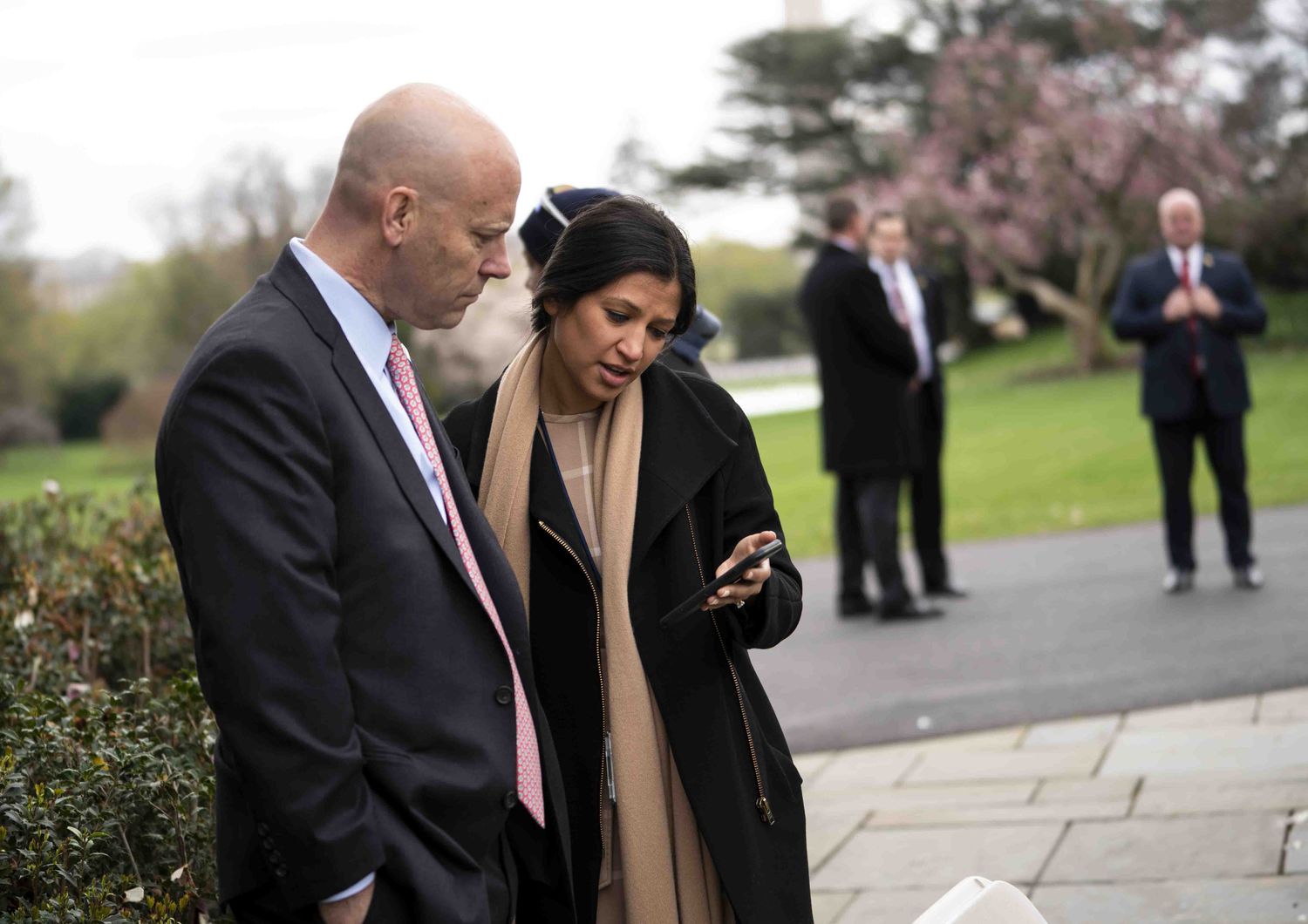 Katie Miller, portavoce di Mike Pence, con Marc Short, capo dello staff del vicepresidente Usa