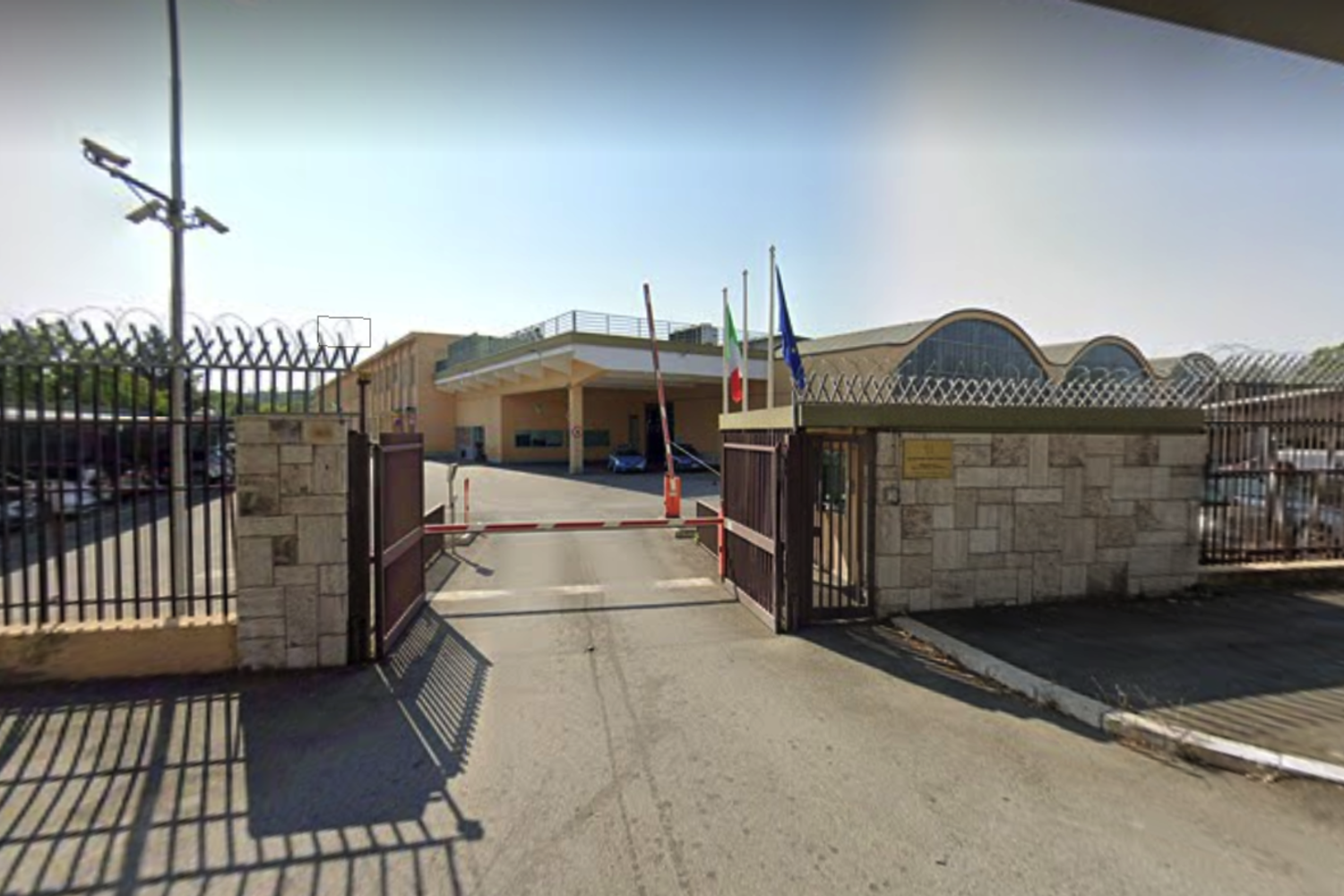 Il deposito della Magliana dove sono intervenuti i vigili del fuoco