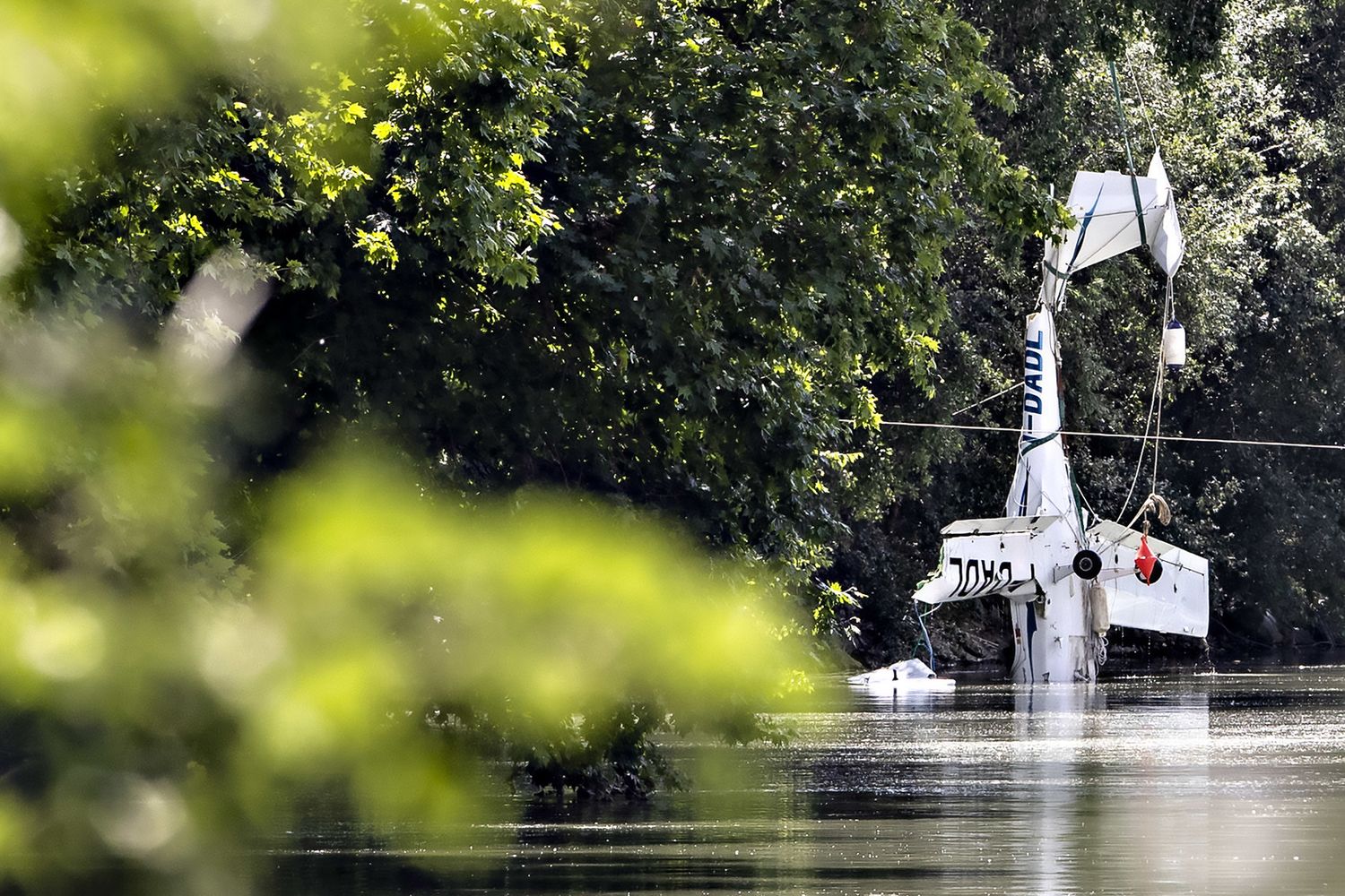 Il recupero del relitto dell'aereo caduto nel Tevere