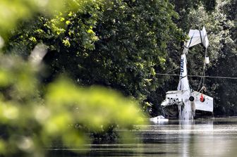 Il recupero del relitto dell'aereo caduto nel Tevere