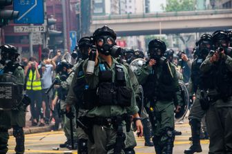 Polizia antisommossa a Hong Kong