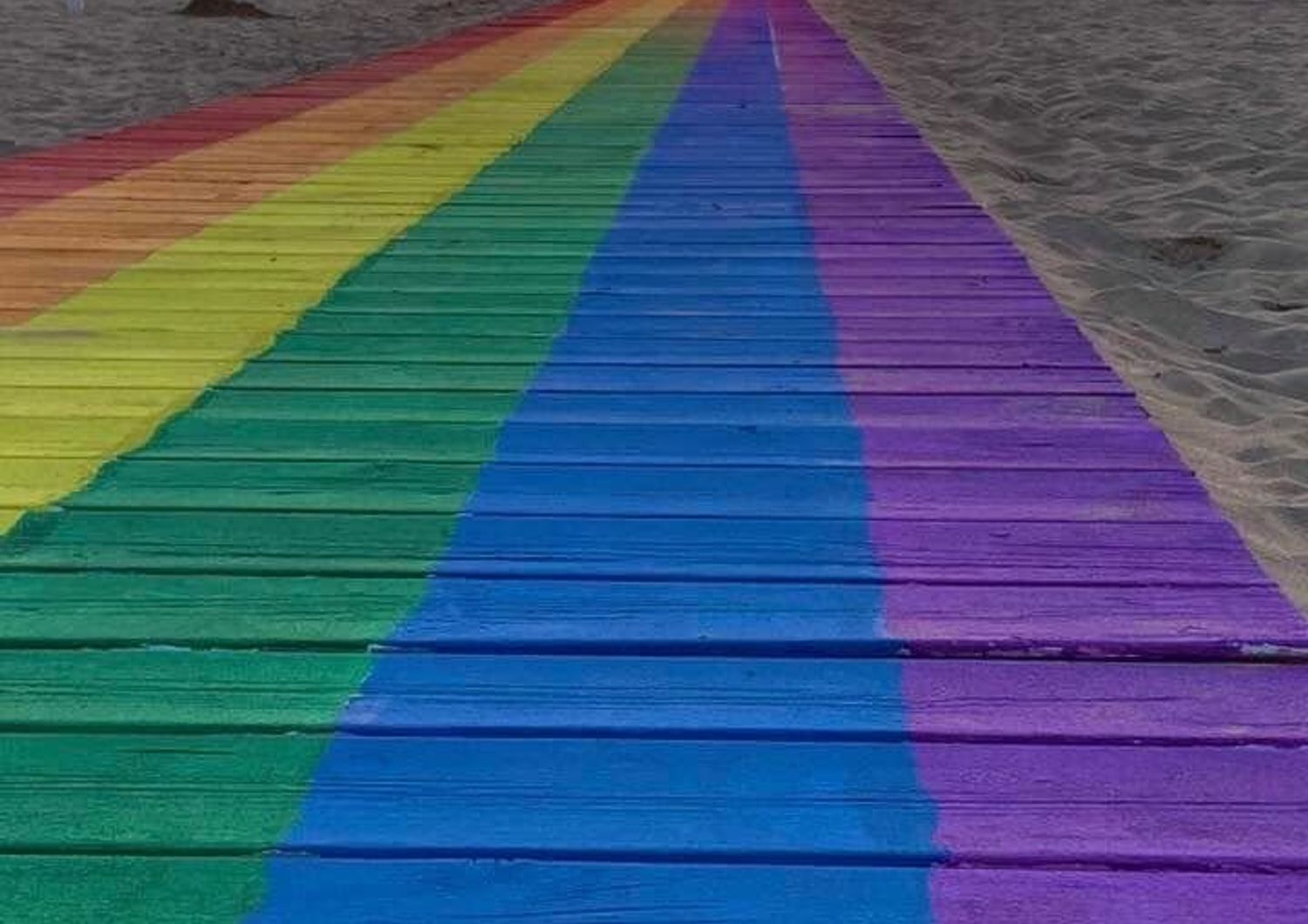 La passarella arcobaleno che porta al mare&nbsp;