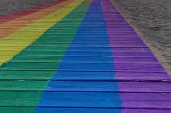 La passarella arcobaleno che porta al mare&nbsp;