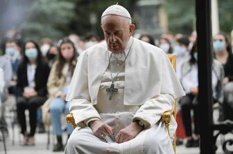 Papa Francesco nella&nbsp;Grotta di&nbsp;Lourdes&nbsp;nei Giardini vaticani