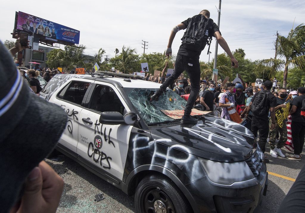 Minneapolis, un'auto della polizia distrutta dai manifestanti