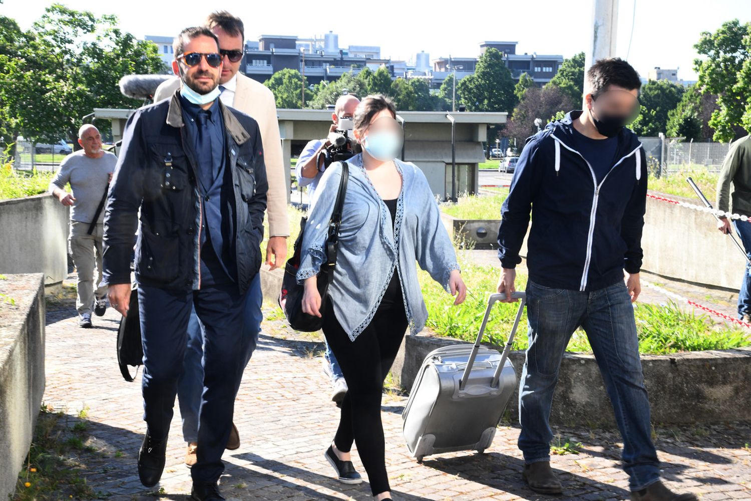 Arrivo in tribunale dell'insegnante, che ha avuto un figlio dall'alunno quidicenne. Accanto a lei, il marito