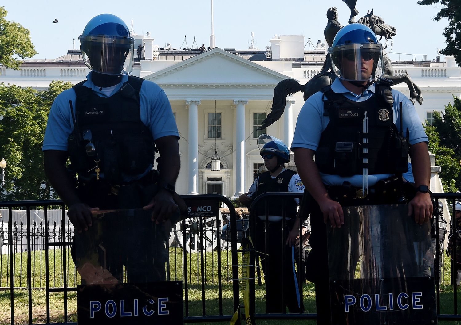 Polizia schierata davanti alla Casa Bianca, Washington