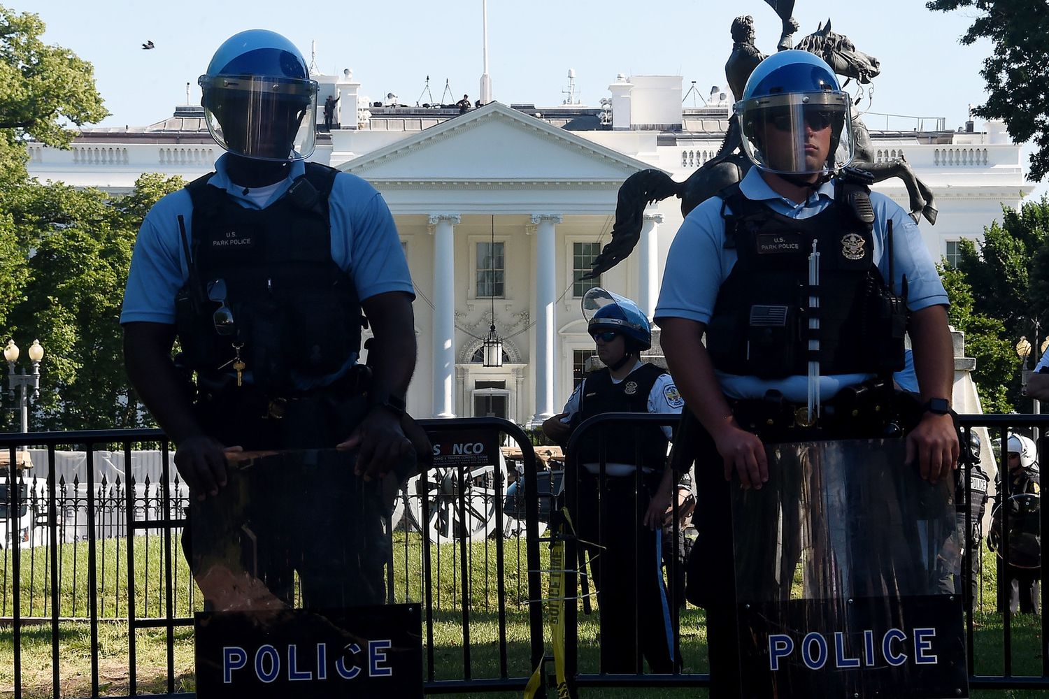 Polizia schierata davanti alla Casa Bianca, Washington