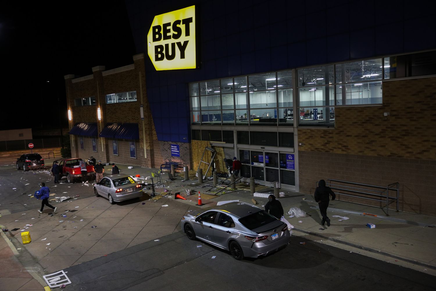 Un negozio saccheggiato a Chicago