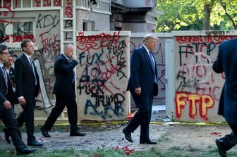 Donald Trump percorre le strade di Washington devastate dai disordini