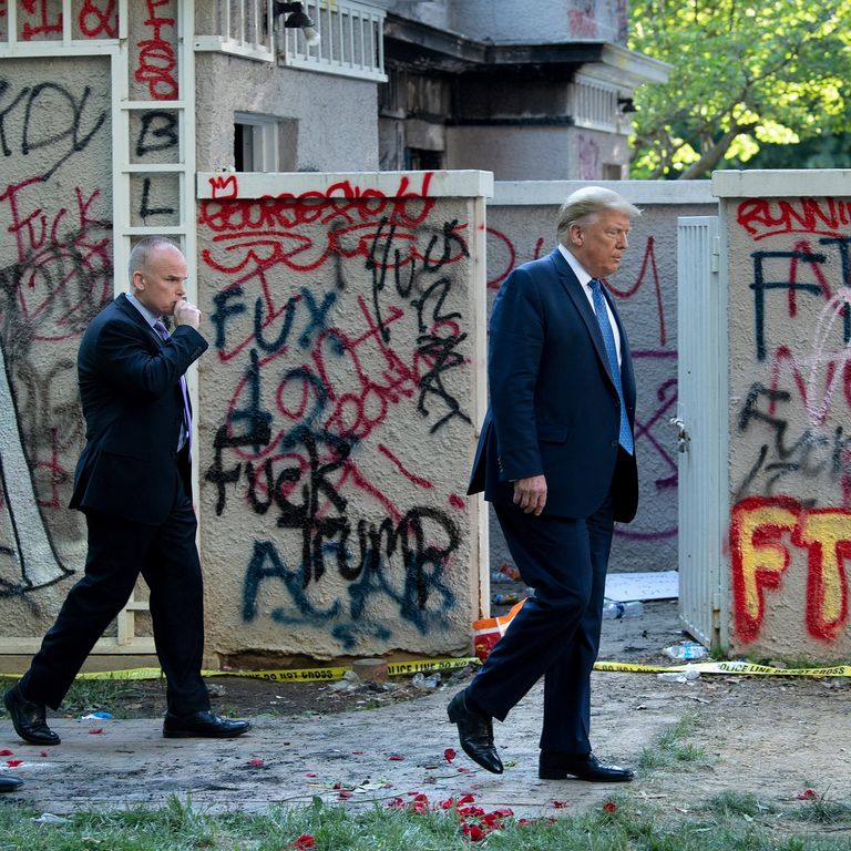 Donald Trump percorre le strade di Washington devastate dai disordini