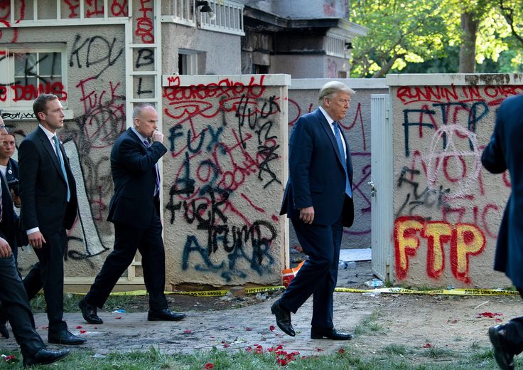 Donald Trump percorre le strade di Washington devastate dai disordini