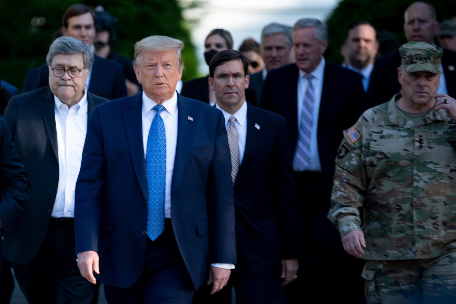 Donald Trump&nbsp;con il ministro della Giustizia William Barr, quello della Difesa Mark T. Esper e il capo di stato maggiore congiunto Mark A. Milley