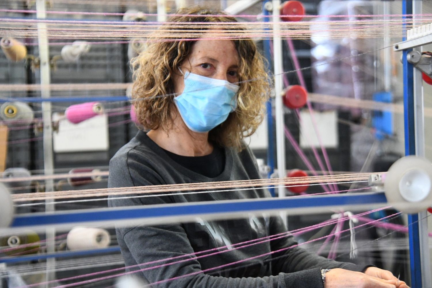 Montemurlo, emergenza coronavirus, riparte il settore tessile. Nella foto operai a lavoro nel lanificio Fortex&nbsp;