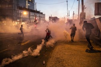 Le violenze davanti al Tribunale di Parigi